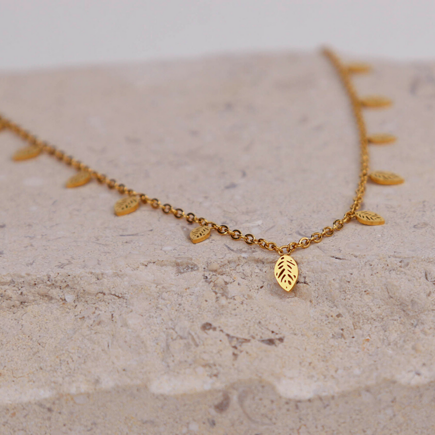 COLLIER CAROLINE FAVREAU