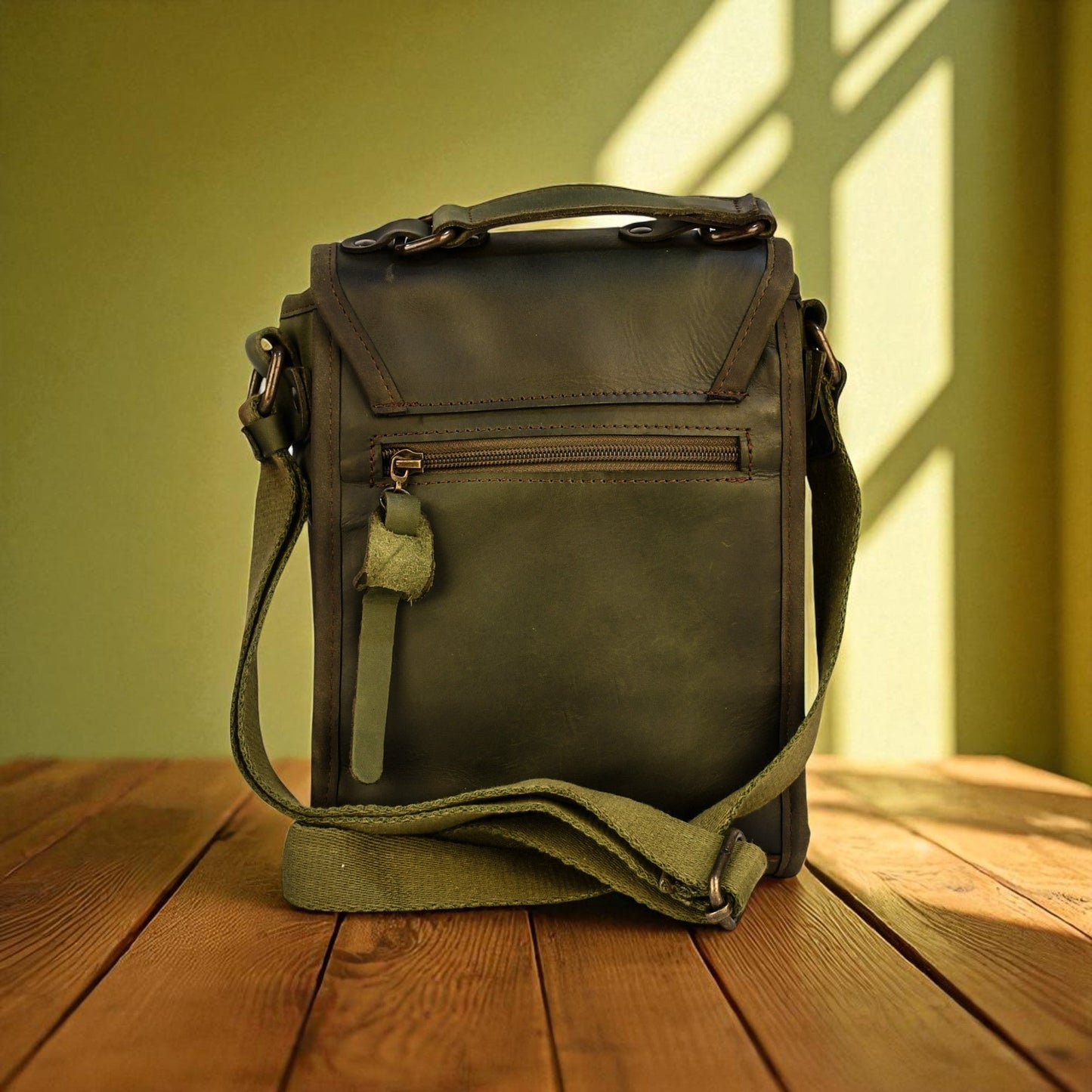 Petit sac cartable en cuir de bovin - Olive