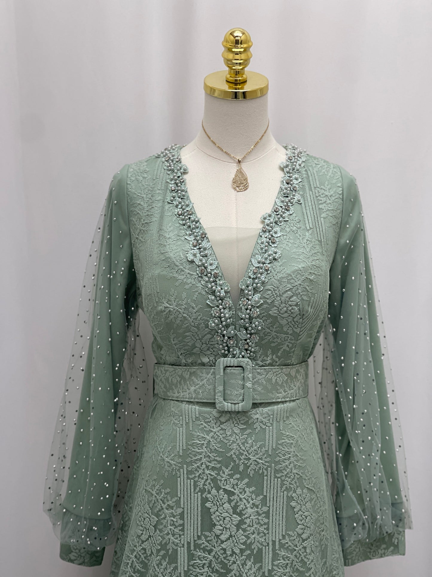 Elegant Lace Dress: Timeless Sophistication & Classic Beauty