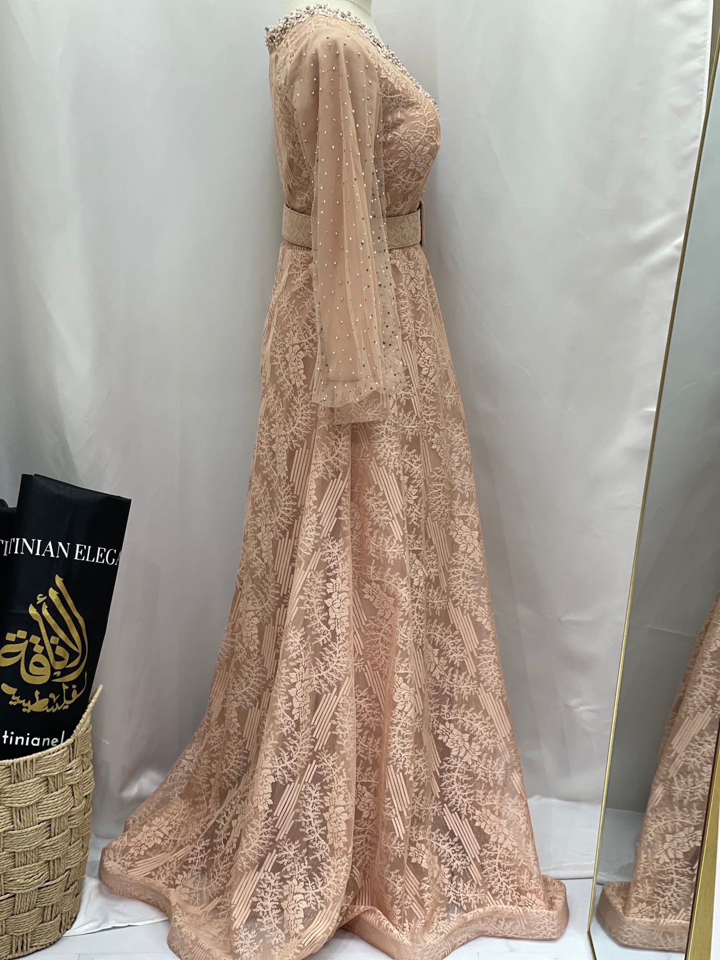 Elegant Lace Dress: Timeless Sophistication & Classic Beauty