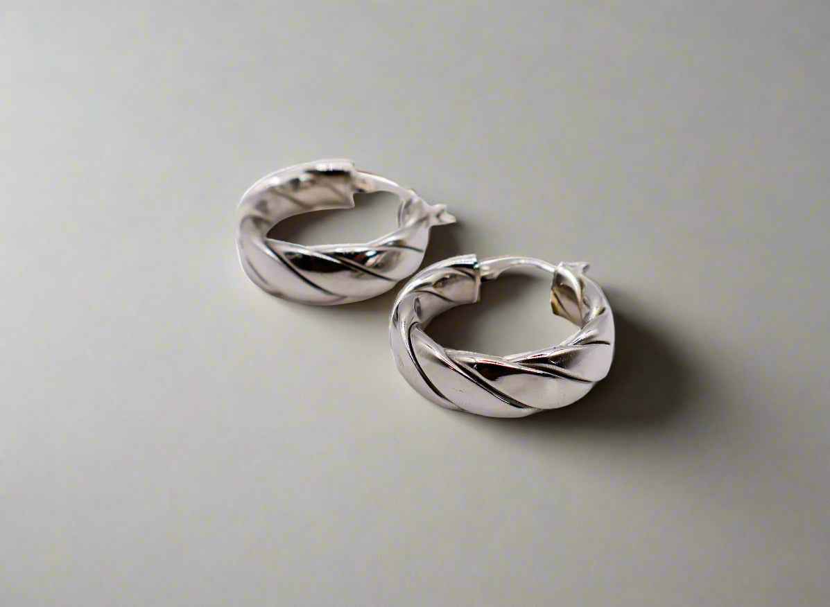 Italian Twisted Texture Silver Hoop Earrings – Elegant Women’s Jewelry