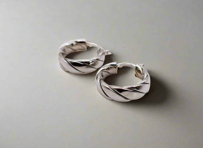 Italian Twisted Texture Silver Hoop Earrings – Elegant Women’s Jewelry